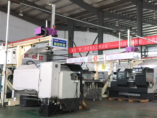 公司自主研發(fā)制造的行架式配件自動(dòng)加工、自動(dòng)上下料生產(chǎn)組合1