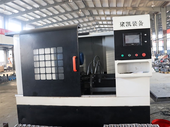 自主研發(fā)制造的自動(dòng)鉆攻一體機(jī)